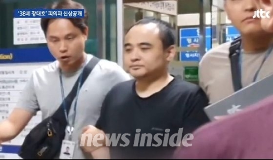 경찰에 연행되는 한강 몸통 시신 사건 피의자 장대호. /사진=JTBC 영상 캡처