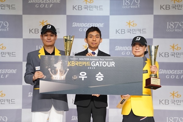 (좌측부터) 남자부 우승자 진수근, 골프존 안희훈 팀장, 여자부 우승자 하헌정이 ‘2019 KB국민카드 GATOUR 8차 결선대회’ 시상식에서 기념 촬영을 하고 있다/사진=골프존 