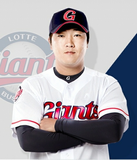 乐天巨人Jung Hoon在7日与萨吉克体育场举行的LG Twins比赛中左手腕上的沙球被打伤。/图片=乐天巨人网站