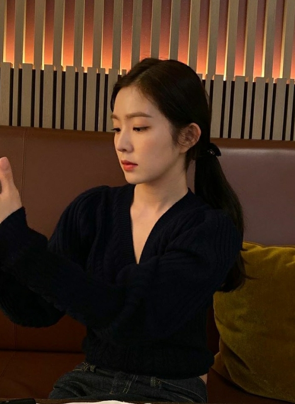 承认发型师的跳动行为的Red Velvet Irene正在关注是否消化24日举办的“ 2020韩国文化节”的粉丝直播时间表/照片= Irene SNS