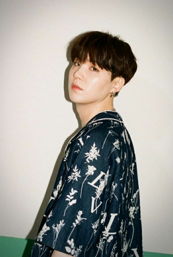 BTS Suga stops her activities after receiving shoulder surgery/Photo = BTS' official SNS