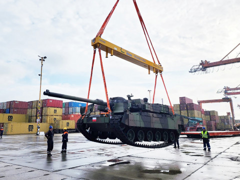 폴란드 그드니아 항구에 도착한 현대로템 K2 전차