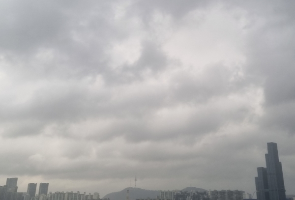 잔뜩 흐린 서울 하늘.[사진=이정희]