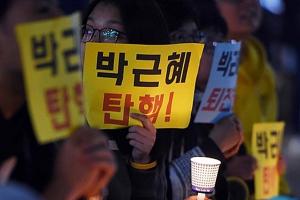 ‘최순실 게이트’ 야간에도 박근혜 대통령 탄핵·하야 시위 촛불 행진…“민주주의 능멸한 대통령”