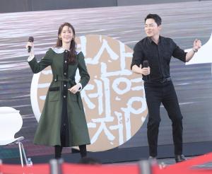 [부산국제영화제] 임윤아-조정석, 엑시트 900만 기념 댄스타임  (인싸포토)