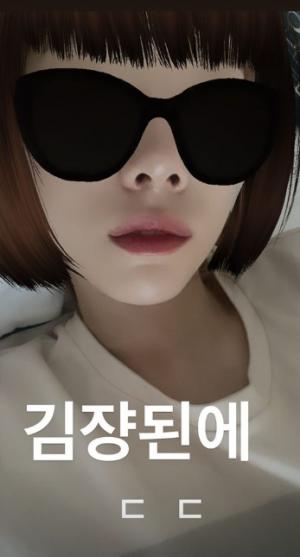 소녀시대 태연, 신곡 &apos;해피&apos; 발표 앞두고 릴렉스 위한 코믹 셀카 "김쟝된에ㄷㄷ"
