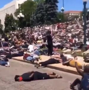 제이미 폭스, 미국 인종차별 시위현장 영상 공개..조지 플로이드 처럼 "숨을 쉴 수 없다"