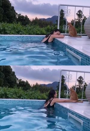 Jaeyoung Jin, a healing day at the luxury Jeju house swimming pool.. "The weather is clear without notice"