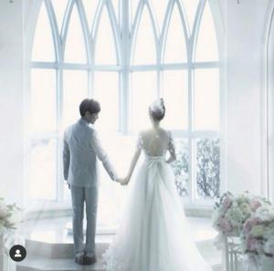 崔秀钟，河熙拉和结婚二十周年纪念日照片发布“我永远爱你”