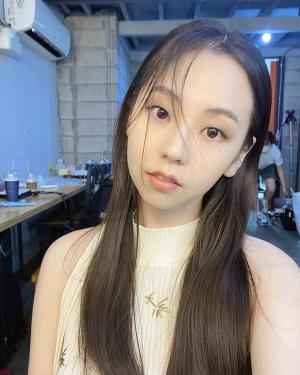 Sohee Ahn, mature charm with perfect shading makeup..&apos;The cheek meat&apos; disappeared