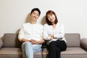 在京仁夫妇（Gyo-jin）和相贤（Soi-hyun）夫妇中，与H＆D Entertainment签订了独家合同。