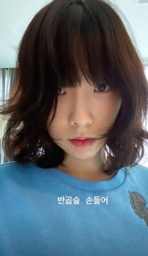 Girls&apos; Generation&apos;s Taeyeon "Raise your hand in half curls" The bustling, bare-looking visual is&apos;pretty&apos;