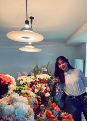 Ko So-young&apos;s 49th birthday, a bunch of bouquets... Did Jang Dong-gun ♥ send it?