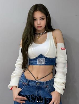 Black-pink Jenny, poses wearing jeans with the phrase&apos;Censored&apos;