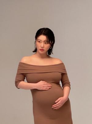 가수 나비, 임신9개월 만삭화보...초밀착 원피스로 뽐낸 D라인