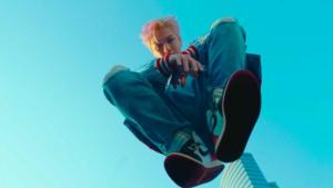강다니엘 &apos;Upside Down&apos; MV 티저서 비보잉 퍼포먼스...공중 360도 회전까지 매력 폭발