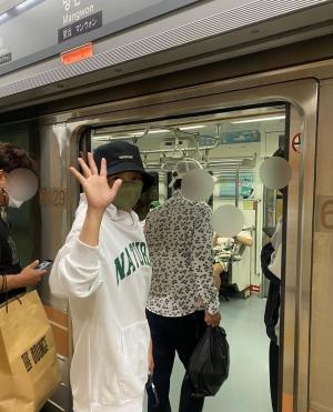 김희선, 지하철 타는 톱배우의 일상…꽁꽁 가려도 숨길 수 없는 아름다운 미모
