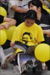 [SS포토] &apos;노무현 대통령&apos;의 노란색 티셔츠를 입고