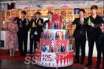 [SS포토] 사미자-2PM, &apos;바틀 케이크&apos; 앞에서 포즈~