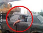 뭔가 이상한 사진, 운전하는 남성의 팔이 뒷 창문에…&apos;어떻게 된 일?&apos;