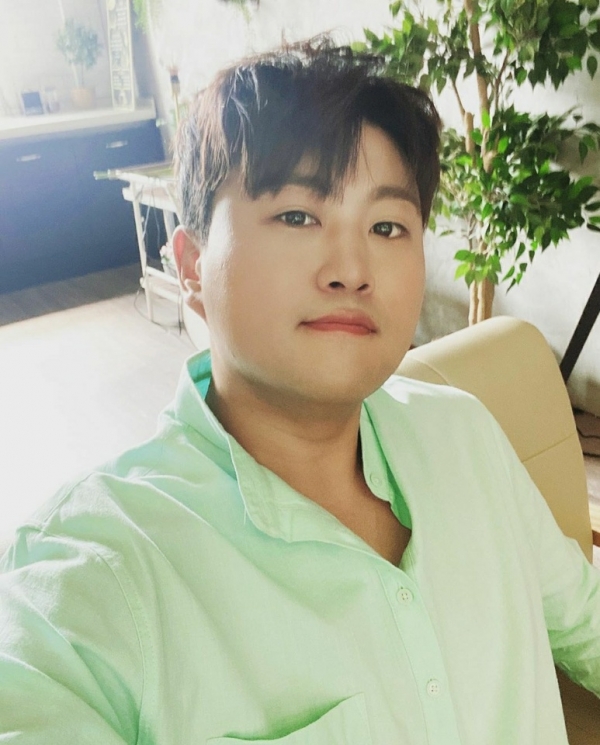 Kim Ho-jung was caught up in word of mouth again. This time, a voice file containing the contents of Kim Ho-joong's mother slandering the cast members of TV Chosun's'Mr. Trot' has been released and is in trouble./Photo = Kim Ho-joong SNS