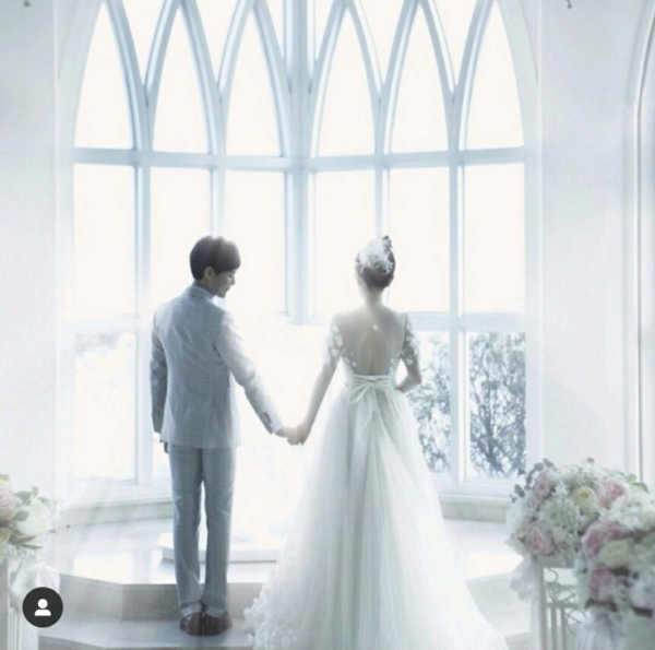 Choi Soo-jong posted a reminder wedding photo taken to commemorate the 20th anniversary of his wedding on his SNS on the 24th, revealing his infinite affection for his wife Ha Hee-ra/Photo = Choi Soo-jong's SNS