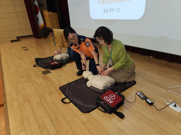 농협안성교육원에서 심폐소생술(CPR)과 자동심장충격기(AED)를 실습을 하고 있다. /사진=농협중앙회 제공