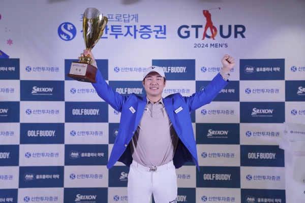 24시즌 GTOUR 2차 대회에서 우승한 김민수 프로가 환호하고 있다.