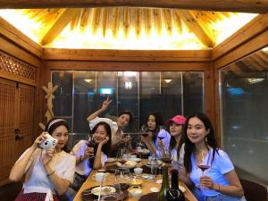 Young-joo Oh-Sandara Park-Kim Na-hee-Ji-sook-Ahn Hyun-mo-Yoon So-hee, wine meeting of&apos;Follow Me&apos; beauties
