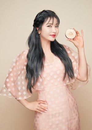 Hong Jin-young launches&apos;Hongshot Meringue Cover&apos; as a singer, broadcaster, entertainment representative, cafe president → beauty entrepreneur
