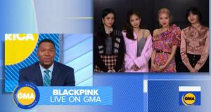 黑色粉红出现在GMA“相思女孩”舞台上……在纽约时代广场电子板上同时播放