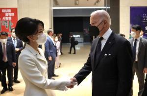 김건희 여사, 바이든 美 대통령과 박물관 관람…만찬은 불참